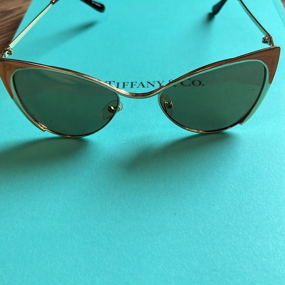 TF inspired gold cat-eyed sunglasses - Picture 3 of 6
